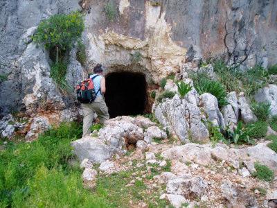 Ναύλακα). Πρόκειται για τρεις βραχοσκεπές µεγέθους περίπου 1-1.