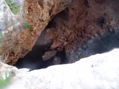 σπήλαια. Για τον λόγο αυτό, στον πίνακα µε τα σπήλαια (σελίδα 32) σηµειώνεται ένα µόνο σπήλαιο, που φέρει και τα τρία ονόµατα. Η Τρύπα του Παραστά και το Φωτσαλίκι παρουσιάζουν παρόµοιο προβληµατισµό.