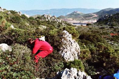 Αριστερά και κέντρο: ο Κώστας ετοιµάζεται να εξερευνήσει το Χάος στα Κιόλια, δεξιά: το καλντερίµι πίσω από το αεροδρόµιο Περπατώντας κυρίως στα γαλλικά καλντερίµια και περνώντας κάτω από το δηµοτικό