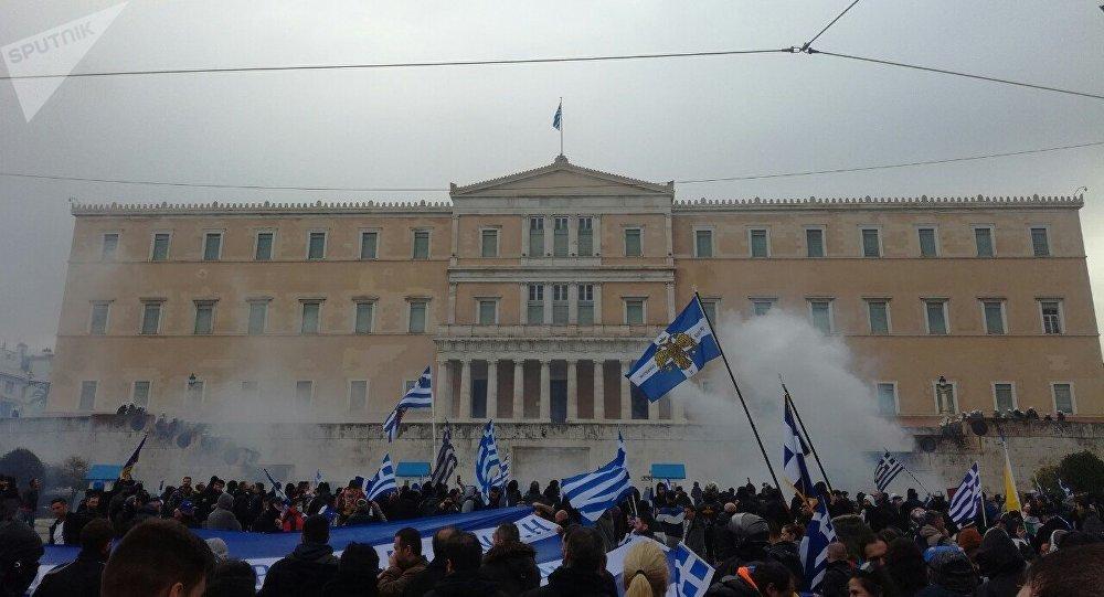 20/01/2019 Έπνιξαν στα χημικά τους Έλληνες. Πρότειναν σε Ιεράρχες να μπουν σε καταφύγιο κι εκείνοι απάντησαν ότι δεν είναι επίσημοι αλλά με το λαό.