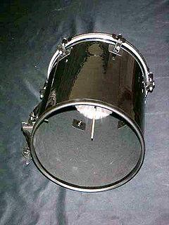 Cuíca (Κουίκα) Είναι ένα Βραζιλιάνικο τύμπανο τριβής που χρησιμοποιείτε στη Samba.