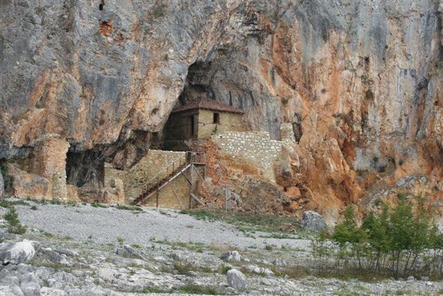 προστάτη των ναυτικών. Το έργο έγινε στα 1827 δείχνει τη διαχρονική συνέχιση της παράδοσης της σημασίας του χώρου.