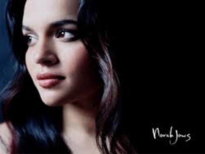 NORAH JONES Η Νόρα Τζόουνς (30 Μαρτίου 1979) είναι Αμερικανίδα τραγουδίστρια και πιανίστρια. Είναι κόρη του Ινδού μουσικού Ραβί Σανκάρ από το δεύτερο γάμο του με την Σού Τζόουνς.