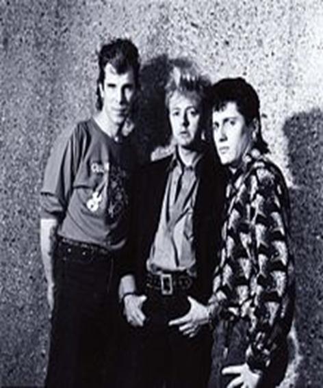 STRAY CATS Η Stray Cats είναι μια αμερικανική μπάντα rockabilly που σχηματίστηκε το 1979 από τον κιθαρίστα και τραγουδιστή Brian Setzer, τον διπλό μπασίστα Lee Rocker και τον τυμπανιστή Slim Jim