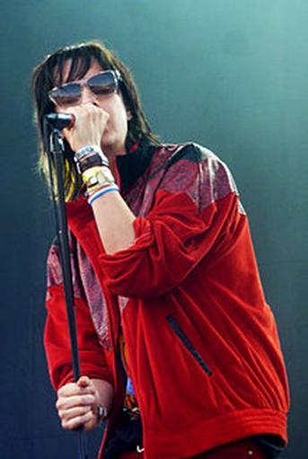 JULIAN CASABLANCAS Ο Julian Fernando Casablancas (γεννημένος στις 23 Αυγούστου 1978) [1] είναι Αμερικανός μουσικός, τραγουδιστής, τραγουδοποιός και δισκογραφικός παραγωγός.