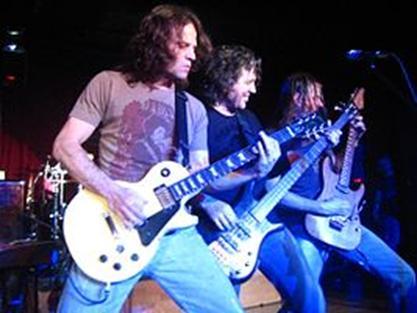 WINGER Το Winger είναι μια αμερικανική ροκ μπάντα που έχει συνδυάσει στοιχεία από glam metal και progressive metal.