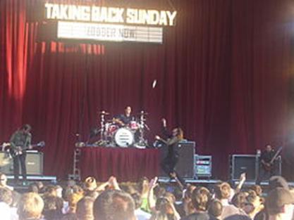 TAKING BACK SUNDAY Η ανάληψη της Κυριακής είναι μια αμερικανική ροκ μπάντα από το Long Island της Νέας Υόρκης. Το συγκρότημα σχηματίστηκε από τον κιθαρίστα Eddie Reyes το 1999.