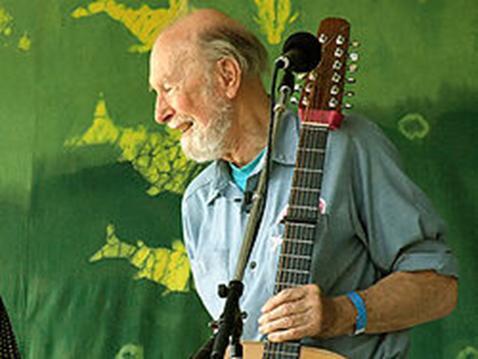 PETE SEEGER Ο Peter Seeger (3 Μαΐου 1919-27 Ιανουαρίου 2014) ήταν Αμερικανός λαϊκός τραγουδιστής και κοινωνικός ακτιβιστής.