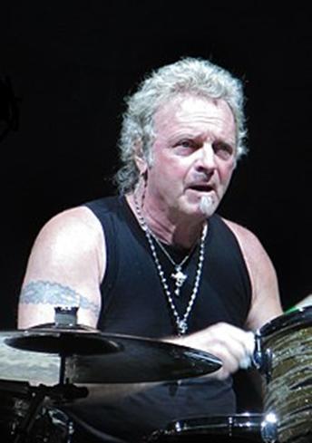 JOEY KRAMER Ο Kramer γεννήθηκε στο The Bronx της Νέας Υόρκης, ο γιος της Doris και ο Mickey Kramer, επιχειρηματίας.