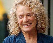 CAROLE KING Η καριέρα του βασιλιά ξεκίνησε στη δεκαετία του 1960 όταν η ίδια και ο πρώτος σύζυγός της, ο Gerry Goffin, έγραψαν περισσότερες από δύο δωδεκάδες χάρτες για πολλούς καλλιτέχνες, πολλοί