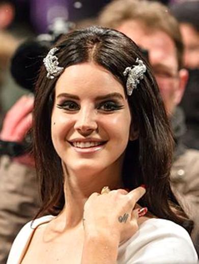LANA DEL REY Η Ελίζαμπεθ Γούλριτζ Γκραντ (Elizabeth Woolridge Grant, 21 Ιουνίου 1985), γνωστή με το καλλιτεχνικό όνομα Λάνα Ντελ Ρέι, είναι Αμερικανίδα τραγουδίστρια-τραγουδοποιός.