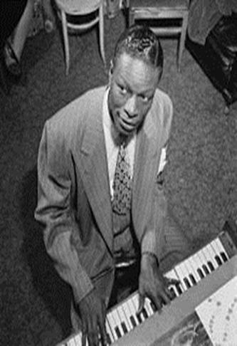 NAT KING COLE Ο Nathaniel Adams Coles (17 Μαρτίου 1919-15 Φεβρουαρίου 1965), γνωστός επαγγελματικά ως Nat King Cole, ήταν Αμερικανός τραγουδιστής και τραγουδιστής τζαζ.