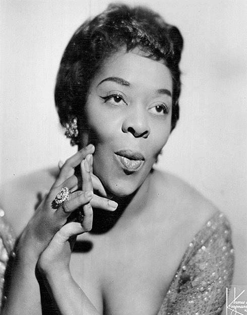 DINAH WASHINGTON Η Dinah Ουάσιγκτον (γεννημένη από τον Ruth Lee Jones, 29 Αυγούστου 1924-14 Δεκεμβρίου 1963) ήταν Αμερικανιδα τραγουδιστρια και πιανίστας, η οποία αναφέρθηκε ως «η πιο δημοφιλής μαύρη