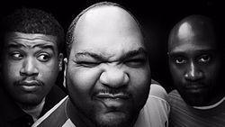 DE LA SOUL Το De La Soul είναι ένα αμερικανικό τρίο χιπ χοπ που σχηματίστηκε το 1987 στο Long Island της Νέας Υόρκης.