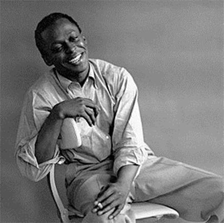 MILES DAVIS Ο Μάιλς Ντιούι Ντέιβις Γ (Miles Dewey Davis III, 26 Μαΐου 1926-28 Σεπτεμβρίου 1991) ήταν Aμερικανός τζαζ μουσικός, τρομπετίστας και συνθέτης.