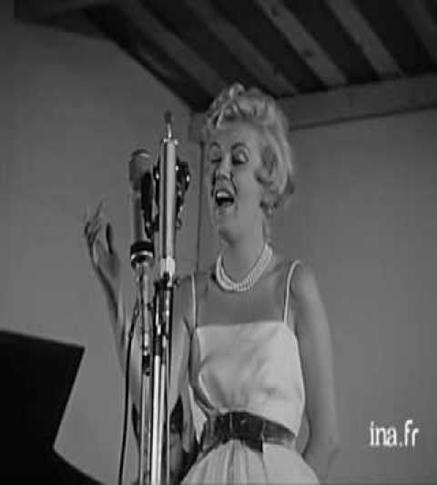 HELEN MERRILL Η Jelena Ana Milcetic γεννήθηκε στη Νέα Υόρκη το 1930 σε Κροάτες μετανάστες γονείς. [4] Άρχισε να τραγουδά σε τζαζ κλαμπ στο Μπρονξ το 1944, ηλικίας δεκατεσσάρων ετών.