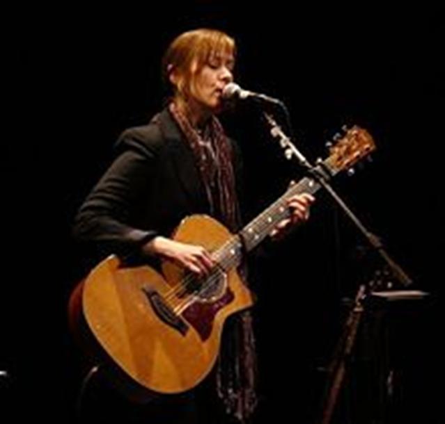 SUZANNE VEGA Η Suzanne Nadine Vega γεννήθηκε στις 11 Ιουλίου του 1959 στη Σάντα Μόνικα στη Καλιφόρνια.