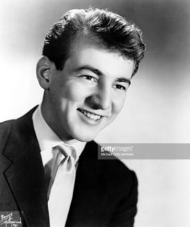 BOBBY DARIN O Μπόμπι Ντάριν (πραγματικό όνομα: Walden Robert Cassotto, 14 Μαΐου 1936 20 Δεκεμβρίου 1973) ήταν Αμερικανόςτραγουδιστής και ηθοποιός.