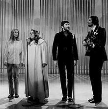 THE MAMAS AND THE PAPAS Οι Mamas & Papas ήταν μια αμερικανική λαϊκή ροκ φωνητική ομάδα που καταγράφηκε και εκτελέστηκε από το 1965 έως το 1968 και ήταν μια καθοριστική δύναμη στη μουσική σκηνή της