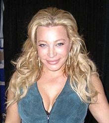 TAYLOR DAYNE Η Leslie Wunderman (γεννημένη στις 7 Μαρτίου 1962), γνωστή με τα ονόματα της καταγραφής και της σκηνής Les Lee και Taylor Dayne, είναι ένας Αμερικανός τραγουδιστής μουσικής ποπ και