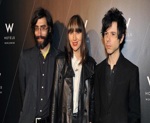 YEAH YEAH YEAHS Οι Yeah Yeah Yeahs είναι ένα αμερικανικό rock indie συγκρότημα που συγκροτήθηκε στη Νέα Υόρκη το 2000.