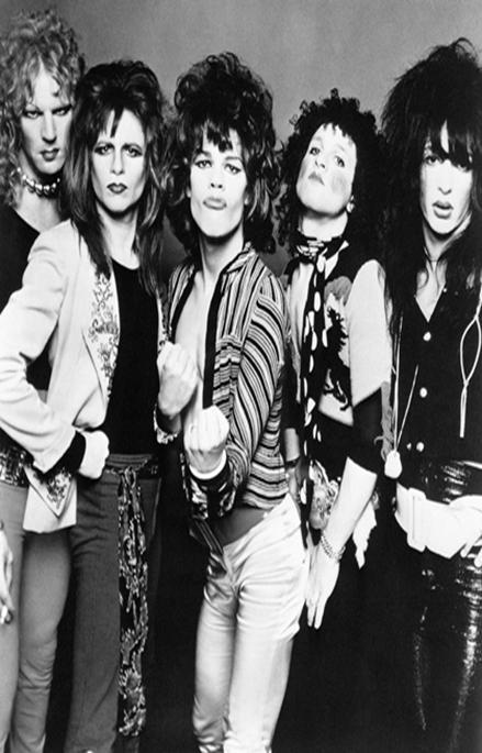 NEW YORK DOLLS Οι New York Dolls ήταν ένα αμερικανικό hard rock συγκρότημα που σχηματίστηκε στην πόλη της Νέας Υόρκης το 1971.