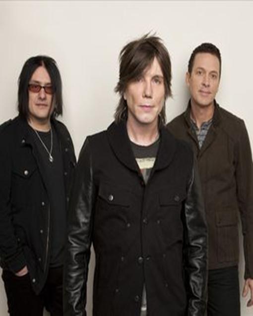 GOO GOO DOLLS Goo Goo Dolls (αρχικά Sex Maggot) είναι ένα αμερικανικό ροκ συγκρότημα που σχηματίστηκε το 1986 στο Buffalo της Νέας Υόρκης από τον τραγουδιστή και κιθαρίστα John Rzeznik, τον