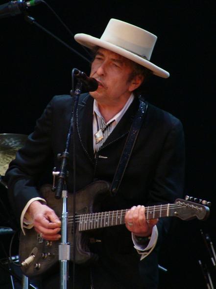BOB DYLAN Ο Ρόμπερτ Άλλεν Ζίμμερμαν γεννήθηκε στις 24 Μαΐου 1941 στο Ντουλούθ της Μινεσότα.