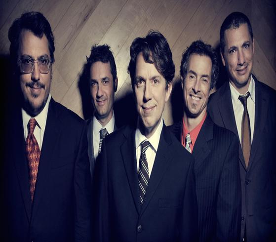 THEY MIGHT BE GIANTS Μπορούν να Γίγαντες (συχνά συντομογραφία TMBG ) είναι μια αμερικανική εναλλακτική ροκ συγκρότημα που σχηματίστηκε το 1982 από τους John Flansburgh και John Linnell.