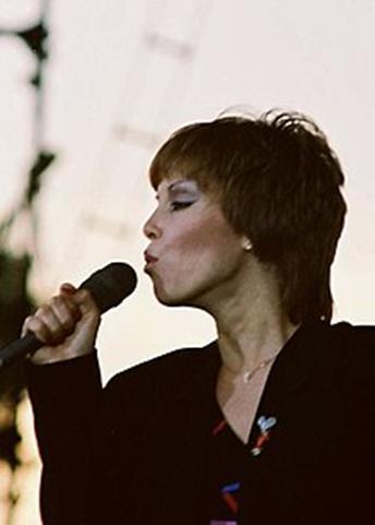 PAT BENATAR Η Patricia Mae Benatar (née Andrzejewski, 10 Ιανουαρίου 1953) είναι Αμερικανός τραγουδιστής, τραγουδοποιός, ηθοποιός και τετράχρονος νικητής του βραβείου Grammy.