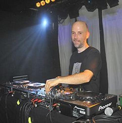 MOBY Ο Moby (Richard Melville Hall, 11 Σεπτεμβρίου 1965[1]) είναι Αμερικανός DJ, τραγουδιστής, τραγουδοποιός και μουσικός.