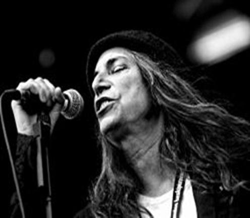 PATTI SMITH Η Patti Smith (Patricia Lee "Patti" Smith, 30 Δεκεμβρίου 1946)[2] είναι Αμερικανίδα τραγουδοποιός, ποιήτρια και εικαστικός καλλιτέχνης, που έγινε σημαίνουσα συνιστώσα του πανκ κινήματος