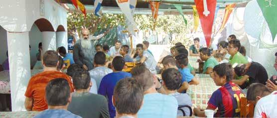 Ἰσίδωρος Γλυνάτσης, μιλᾶ στά παιδιά.