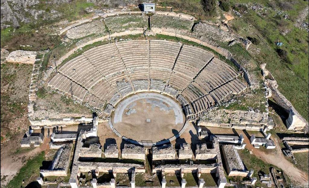 .... Αεροφωτογραφία του αρχαίου θεάτρου των Φιλίππων Και μετά από αυτήν την επανάληψη, που είναι