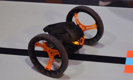 Parrot Jumping Sumo Αυτό το μικρό δίτροχο ρομπότ ελέγχεται από ένα smartphone ή tablet μέσω Wi-Fi, διαθέτει κάμερα στην μύτη του και μπορεί να κάνει 90-μοιρών στροφές με μεγάλη