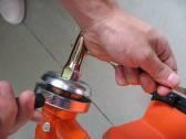 Still hold the flange, take the Nylon cutting head on the shaft and rotate