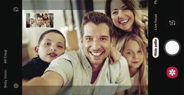 Εφαρμογές και ιδιότητες Λήψη ευρείας selfie Κάντε λήψη ευρείας selfie και συμπεριλάβετε όσο το δυνατόν περισσότερα άτομα στη φωτογραφία για να αποφύγετε να μείνουν άτομα έξω από τη φωτογραφία.