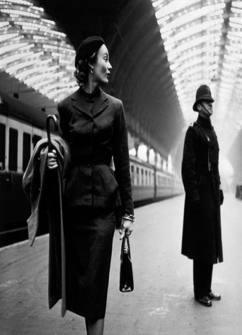 Ο Christian Dior (1947-1957) που χαρακτηρίστηκε «Βασιλιάς της μόδας» έδωσε μια