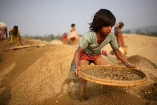 Πώς φτάνουν στο σημείο τα παιδιά να δουλεύουν υπό αυτές τις συνθήκες; Οι πάμφτωχες οικογένειες των χωρικών, που είναι ακτήμονες ή έχουν ελάχιστη δική τους γη και δυσκολεύονται να επιβιώσουν, συχνά