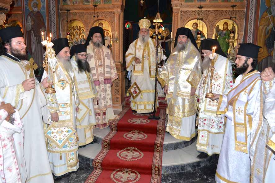 Στὸν πανηγυρικὸ Ἑσπερινό, ὅπως καὶ στὴν Θ. Λειτουργία τῆς κυρίας ἡμέρας προέστη ὁ Σεβ. Μητροπολίτης Φιλίππων καὶ Μαρωνείας κ. Ἀμβρόσιος, μὲ συμμετοχὴ τῶν Ἀρχιμ. π. Ἰγνατίου καὶ π.