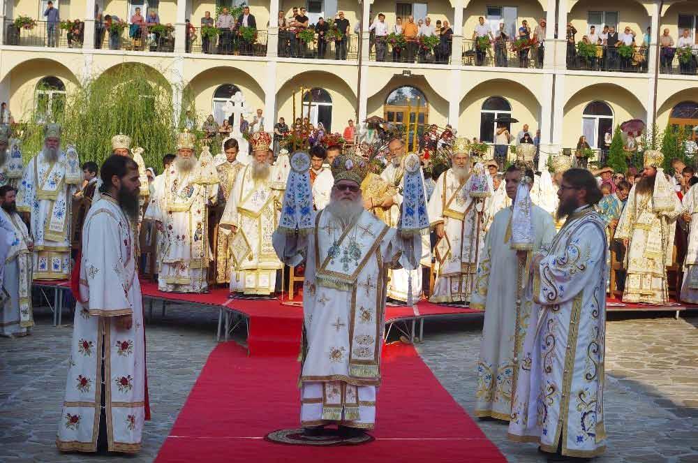 Ἀπευθύνθηκαν κατάλληλες νουθεσίες, διανεμήθηκαν ἀναμνηστικά, καὶ ἔγινε ἐνημέρωση γιὰ τὸ κύριο θέμα τῆς κατασκηνωτικῆς περιόδου σχετικὰ μὲ τὴν Μακεδονία μας.