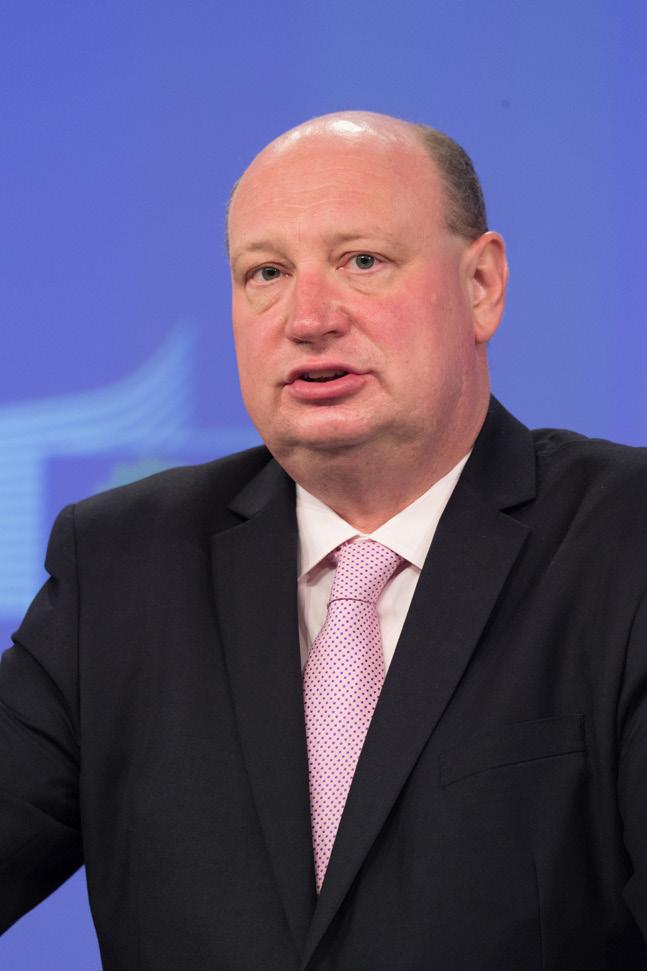 ΠΡΟΛΟΓΟΣ Henrik Hololei Γενικός διευθυντής για την κινητικότητα και τις μεταφορές Ευρωπαϊκή Επιτροπή Οι ασφαλείς και προστατευόμενοι χώροι στάθμευσης φορτηγών είναι απαραίτητοι για την βελτίωση των