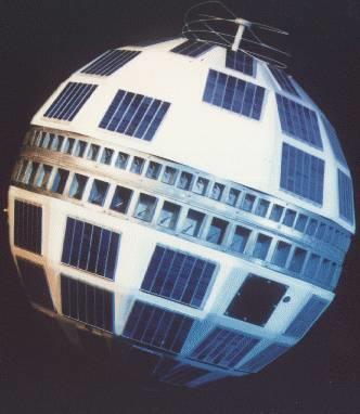 Vostok I. Η συνολική διάρκεια της αποστολής ήταν 108 λεπτά. Το 1962 γίνεται η αποστολή του πρώτου ενεργού δορυφόρου αναμετάδοσης TELSTAR 1 (2) της AT&T (δορυφόρος σε τροχιά ύψους 7.200Km).