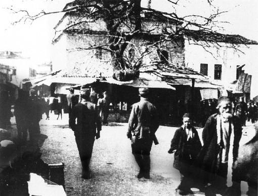 Το Μπαϊρακλή Τζαμί με τον πλάτανο στη συμβολή οδός Ανεξαρτησίας, Καλάρη, Λόρδου Βύρωνος. Φωτογραφία αμέσως μετά το 1913. (Συλλογή Ιδρύματος Ακτία Νικόπολις). ΔΗΜΗΤΡΗΣ ΣΑΛΑΜΑΓΚΑΣ: «.