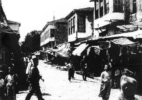 Η οδός Καλάρη. Στο βάθος ο μιναρές (21μ.) του Μπαϊρακλή Τζαμιού με τον τεράστιο πλάτανο. (Συλλογή Μ. Πασιάκου). EMILY ANNE STRANGFORD: «...Τὰ παζάρια είναι πολὺ φτωχά, ἀν καὶ κάπως ἐκτεταμένα.