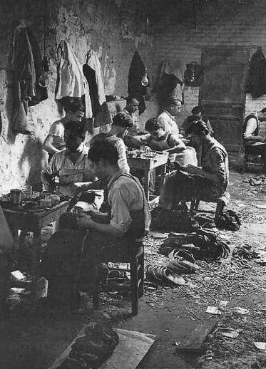 Ο Δημ. Λύτης άνοιξε το υποδηματοποιείον το 1911 στην τότε αγορά Πλατάνου (Πλατ. Γ. Σταύρου). Στο πίσω μέρος διέθετε εργαστήριο (σχετική η φωτογραφία του David Seymour το 1950. Αρχείο Φ. Γιωβάννη).