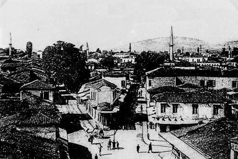 Φωτογραφία μετά την απελευθέρωση. Το Κουρμανιό. Αριστερά η οδός Αβέρωφ, δεξιά η οδός Κουντουριώτη και η οδός Καλάρη με την Πλατεία του Αγίου Γεωργίου. Στο βάθος 7 από τα 17 τζαμιά της πόλης.