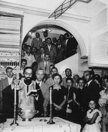 Από τα εμβληματικά καταστήματα υφασμάτων της πόλης του Λέοντα Μαρνέλη στην οδό Ανεξαρτησίας από το 1930. Κατάστημα υφασμάτων ανακαινίσθηκε το 1955.