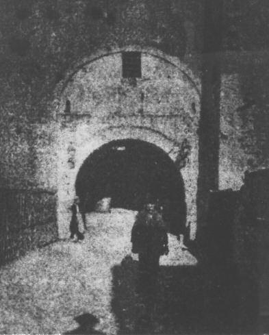 Η κεντρική πύλη του κάστρου με τη γέφυρα το 1900 (φωτογραφία Β. Κουτσαβέλη). Από το βιβλίο του Κ. Κωστούλα «Επιχειρηματικές διαδρομές στα προπολεμικά Γιάννινα». ΜΑΝΘΟΣ ΜΑΡΗΣ «.
