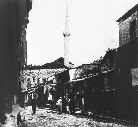 Η Ανεξαρτησίας το 1898 εκεί που συναντάται με την Καλάρη και την Λ.Βύρωνος. Το Μπαϊρακλή Τζαμί από το 14ο αιώνα με τον υψηλότερο μιναρέ από τα 17 τζαμιά της πόλης.